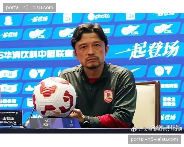 瞬间聚焦：失利后，长春亚泰主帅谢晖独自站在场地中央沉思良久