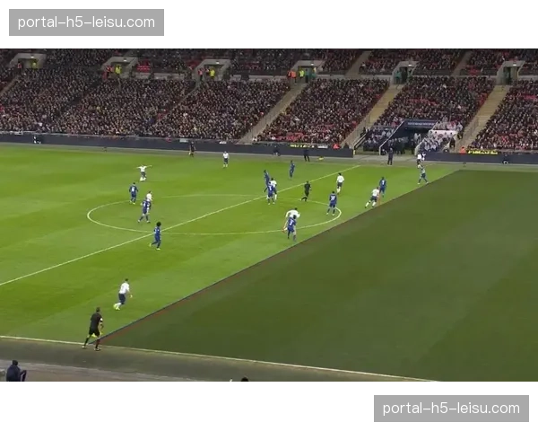 关键判罚：VAR介入取消美因茨点球，维持沃尔夫斯堡红牌不变